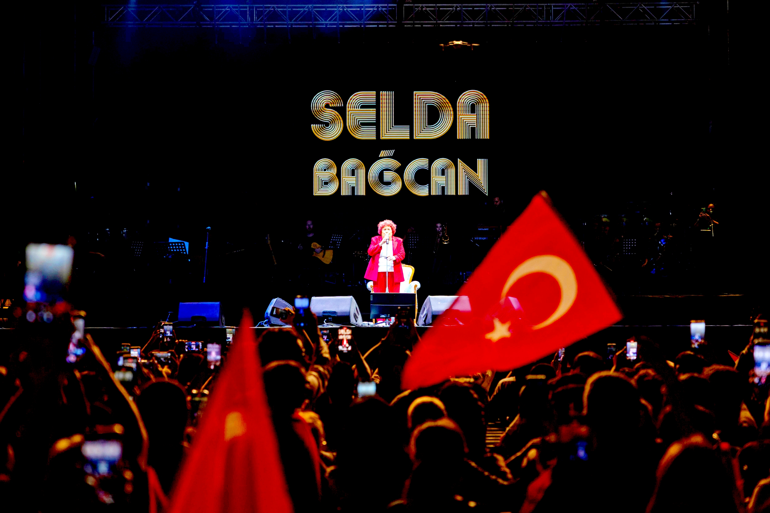 MÜZİĞİN YAŞAYAN EFSANESİ SELDA BAĞCAN İLE MERSİN’DE ‘CUMHURİYET’ COŞKUSU