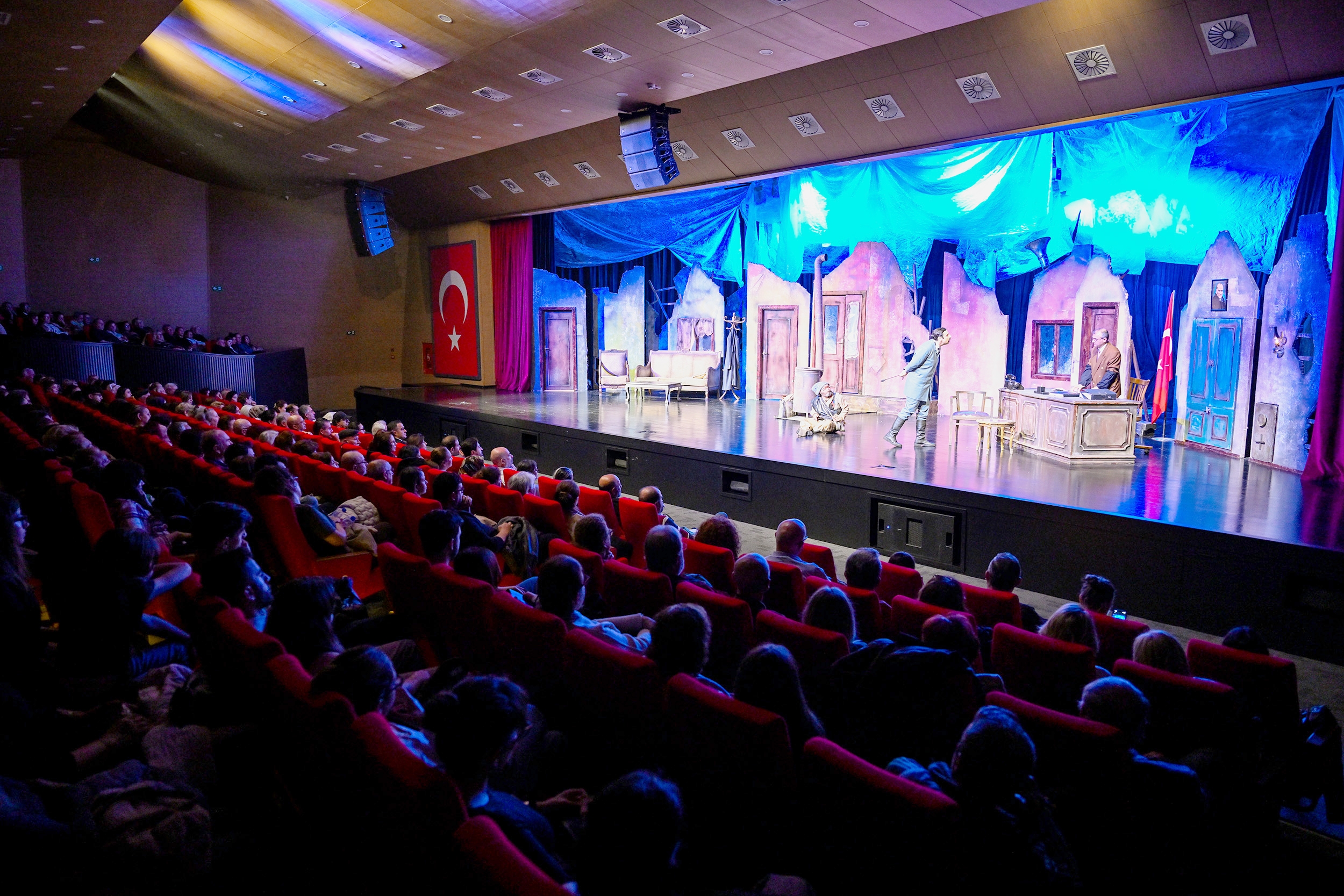 MERSİN ŞEHİR TİYATROSU’NA SANATÇILARDAN TAM NOT