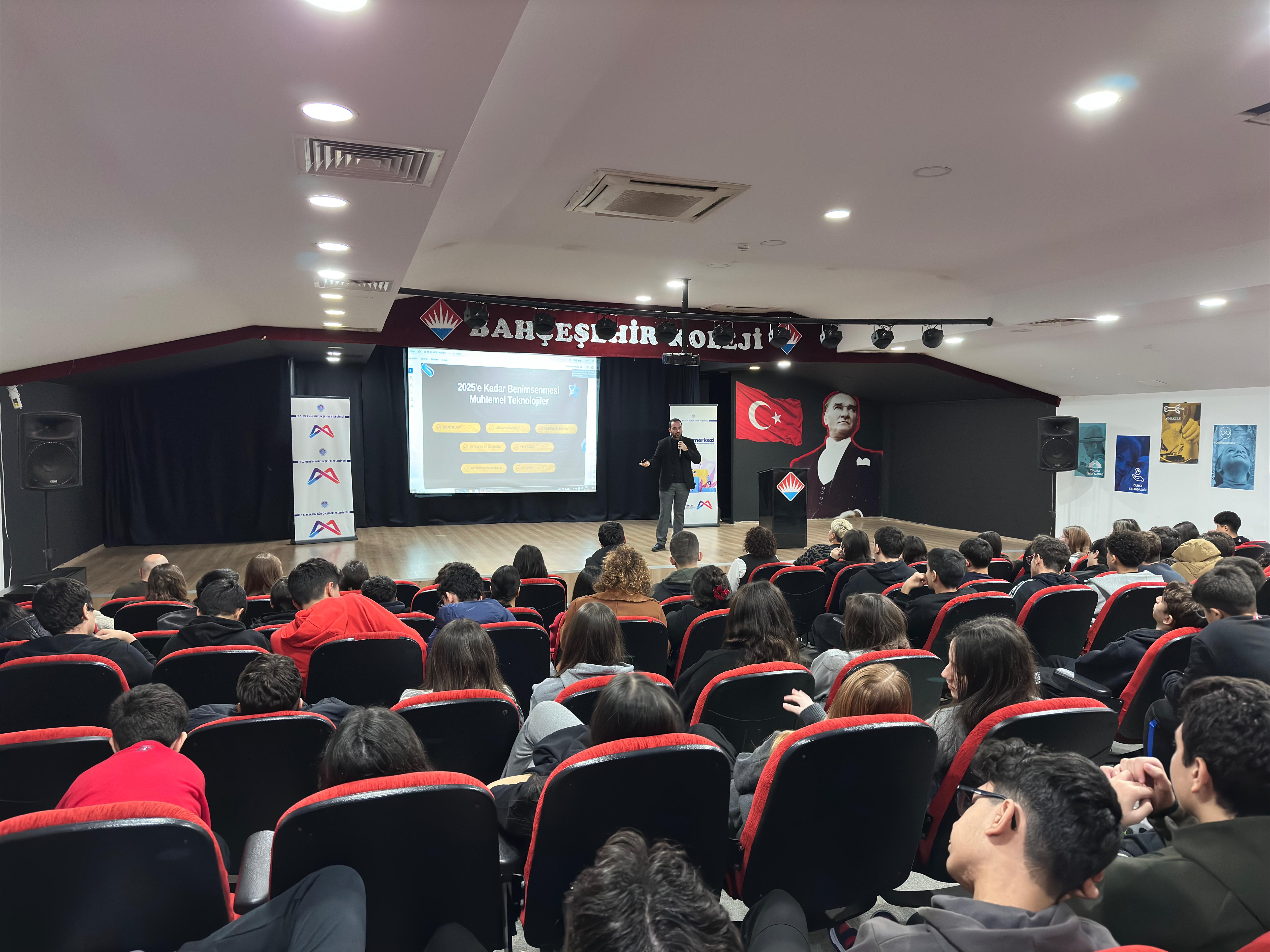 KARİYER MERKEZİ, ÖĞRENCİLERLE GELECEĞİN MESLEKLERİNİ KONUŞTU   