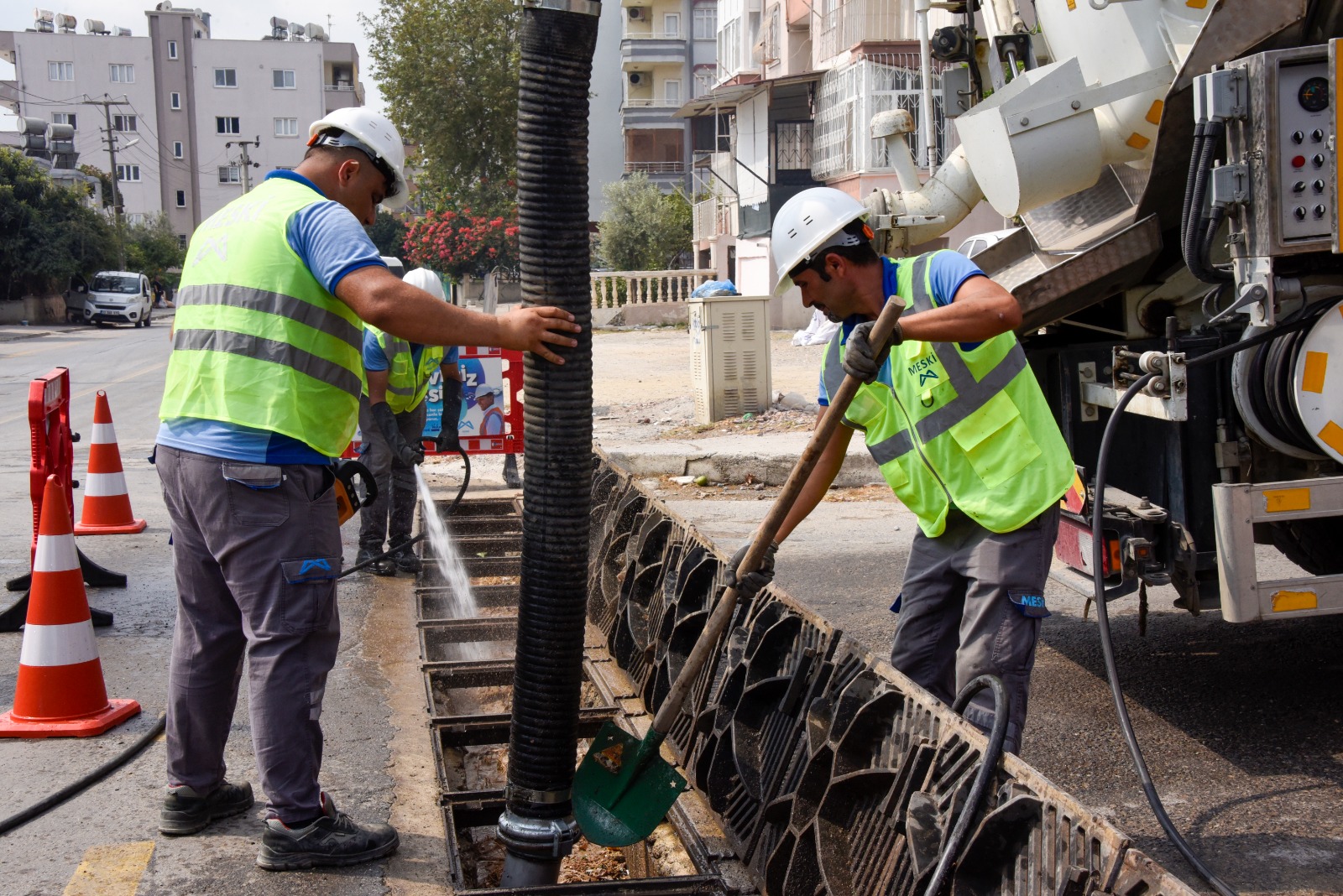 MESKİ, YAĞMUR SUYU HATLARI VE IZGARALARDA BAKIM, ONARIM VE TEMİZLİK ÇALIŞMALARINI ARALIKSIZ SÜRDÜRÜYOR