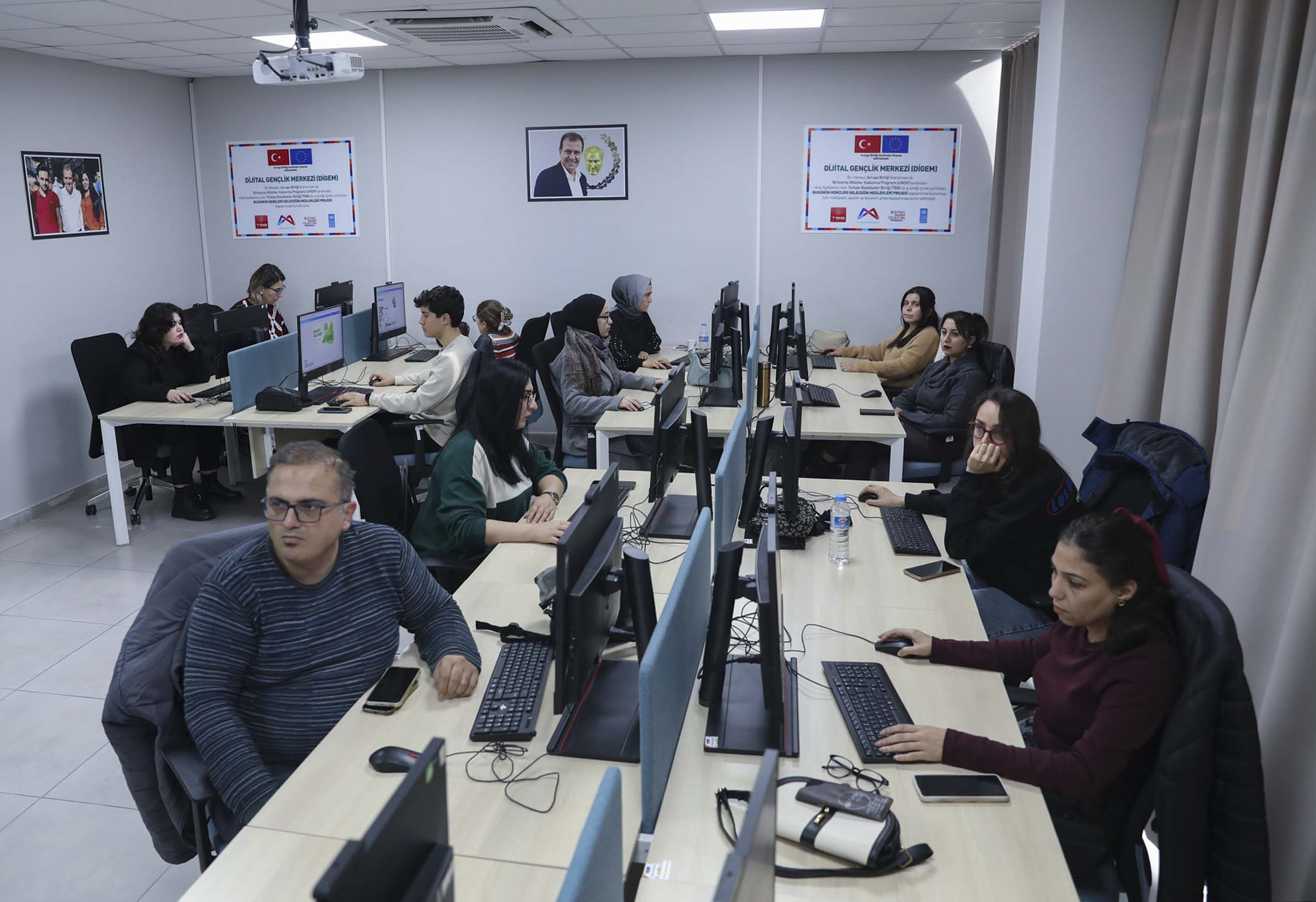 MERCEK’TE ‘DİJİTAL TASARIM VE CANVA’ KURSUNA YOĞUN İLGİ