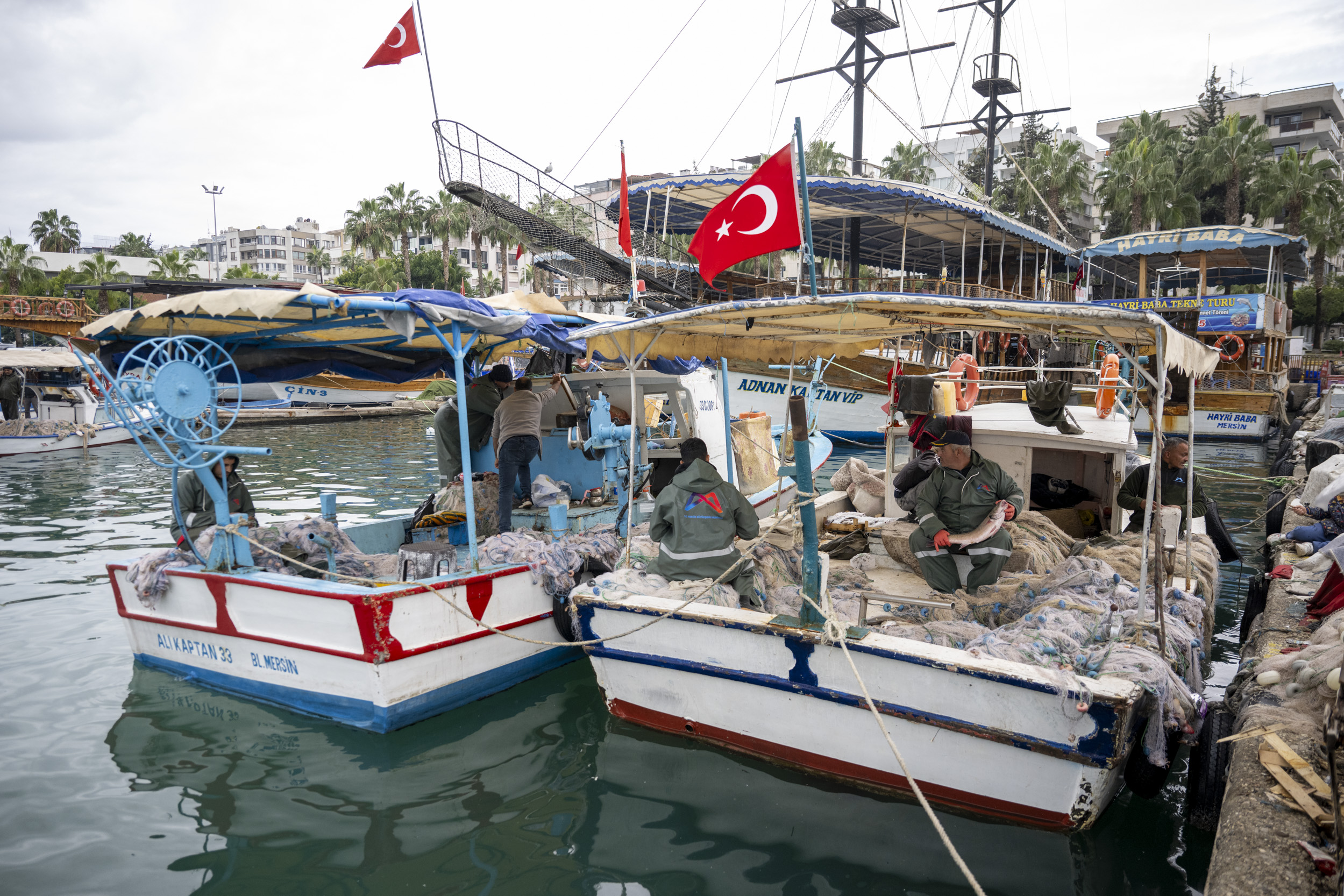 MERSİN BÜYÜKŞEHİR BELEDİYESİ KÜÇÜK ÖLÇEKLİ BALIKÇILARIN YANINDA