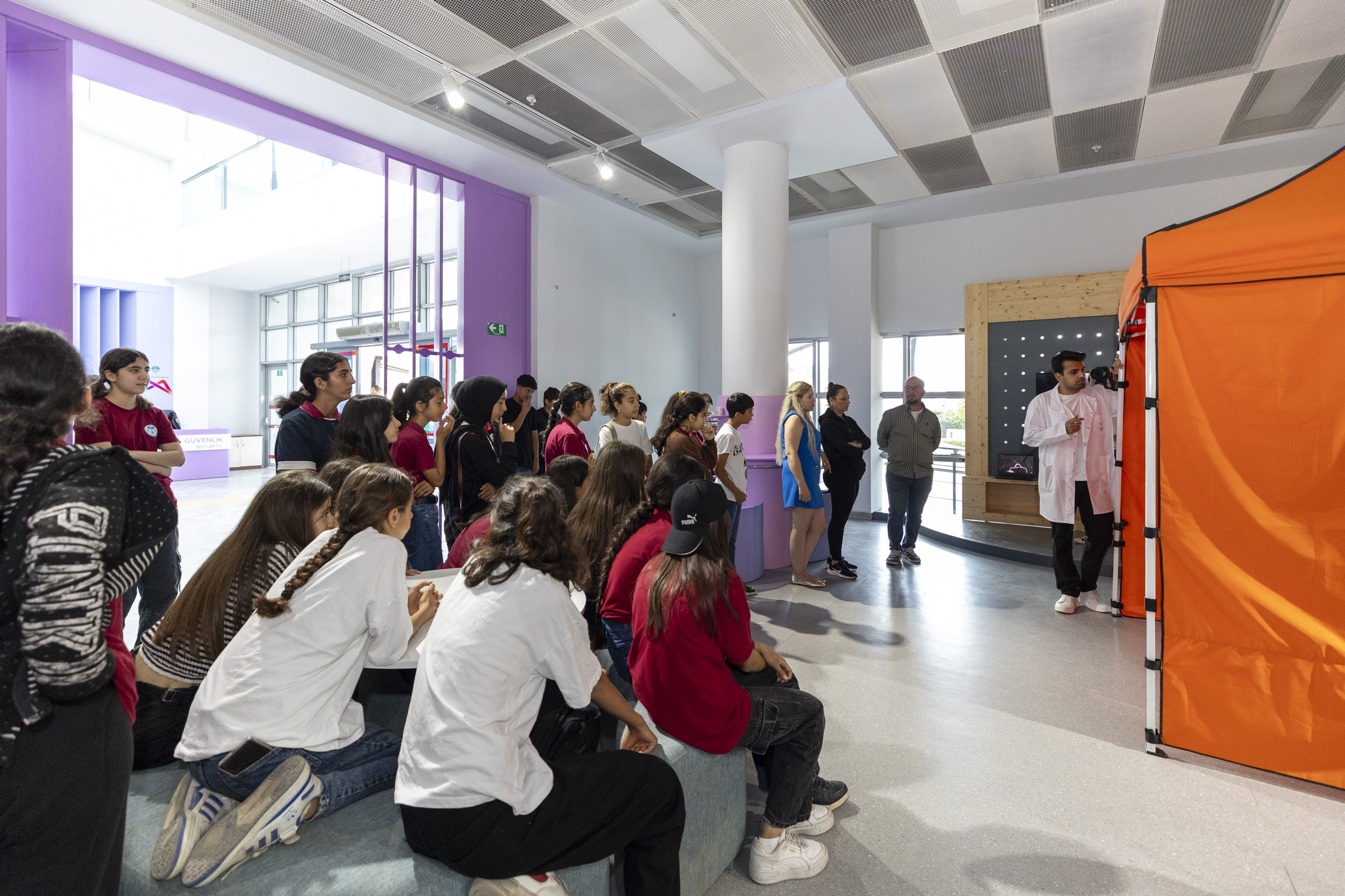 MERSİN BÜYÜKŞEHİR BELEDİYESİ’NDEN ÖĞRENCİLERE SANAL GERÇEKLİK İLE AFET EĞİTİMİ