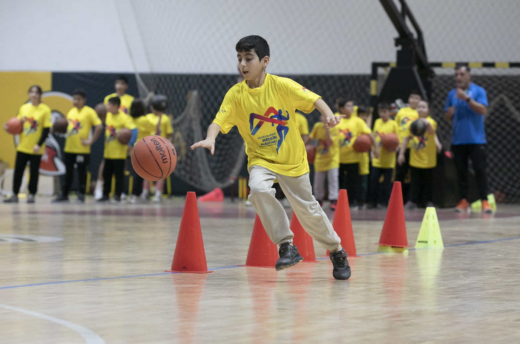 MERSİN BÜYÜKŞEHİR BELEDİYESİ’NİN BASKETBOL KURSLARI İLE ÇOCUKLAR SPORLA YETİŞİYOR