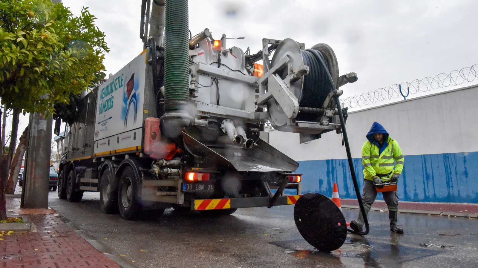 MERSİN BÜYÜKŞEHİR BELEDİYESİ VE MESKİ EKİPLERİNİN ARALIKSIZ ÇALIŞMALARIYLA OLASI SU TAŞKINLARININ ÖNÜNE GEÇİLİYOR