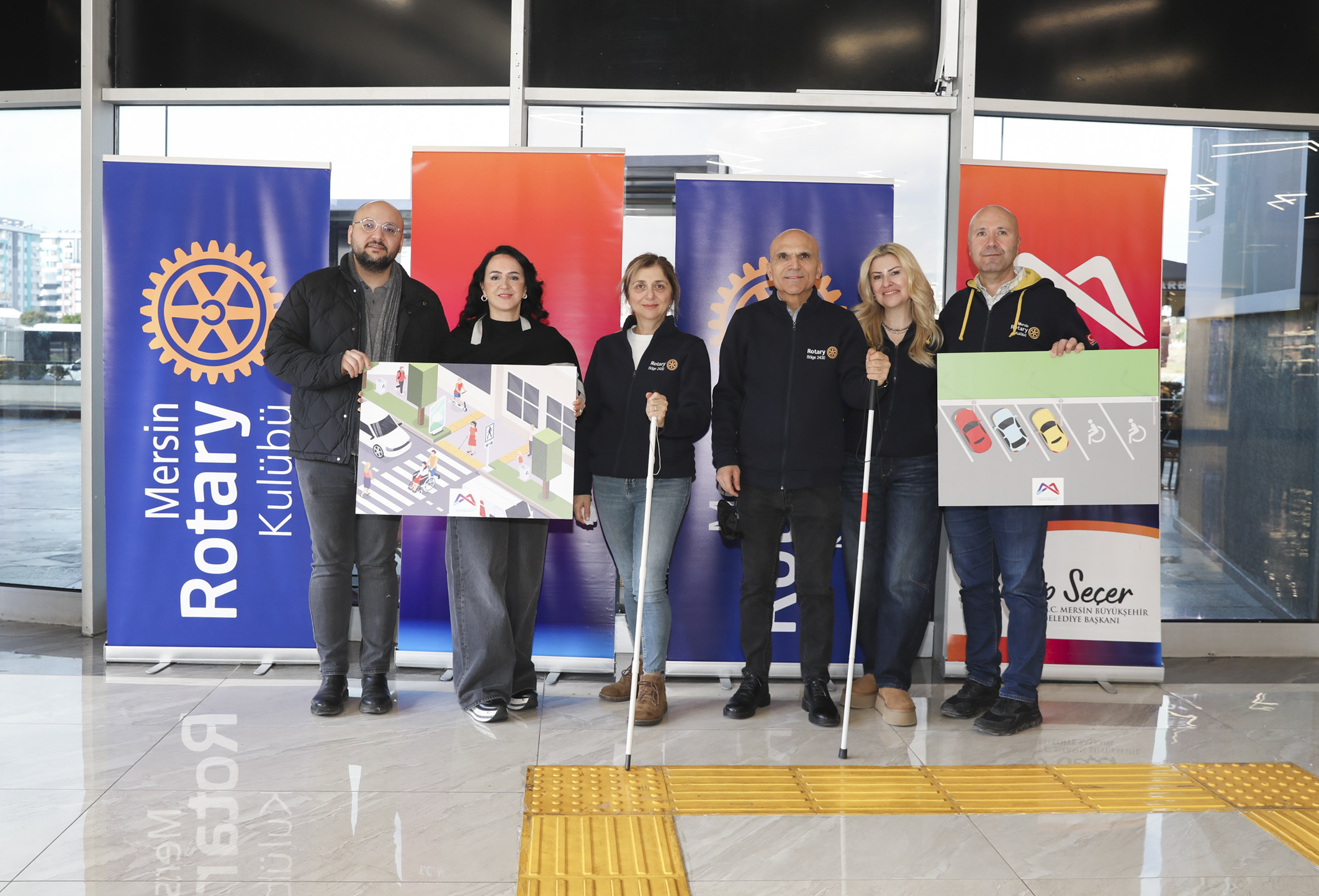 VATANDAŞLAR BEYAZ BASTONLA GÖZLERİ KAPALI YÜRÜDÜ