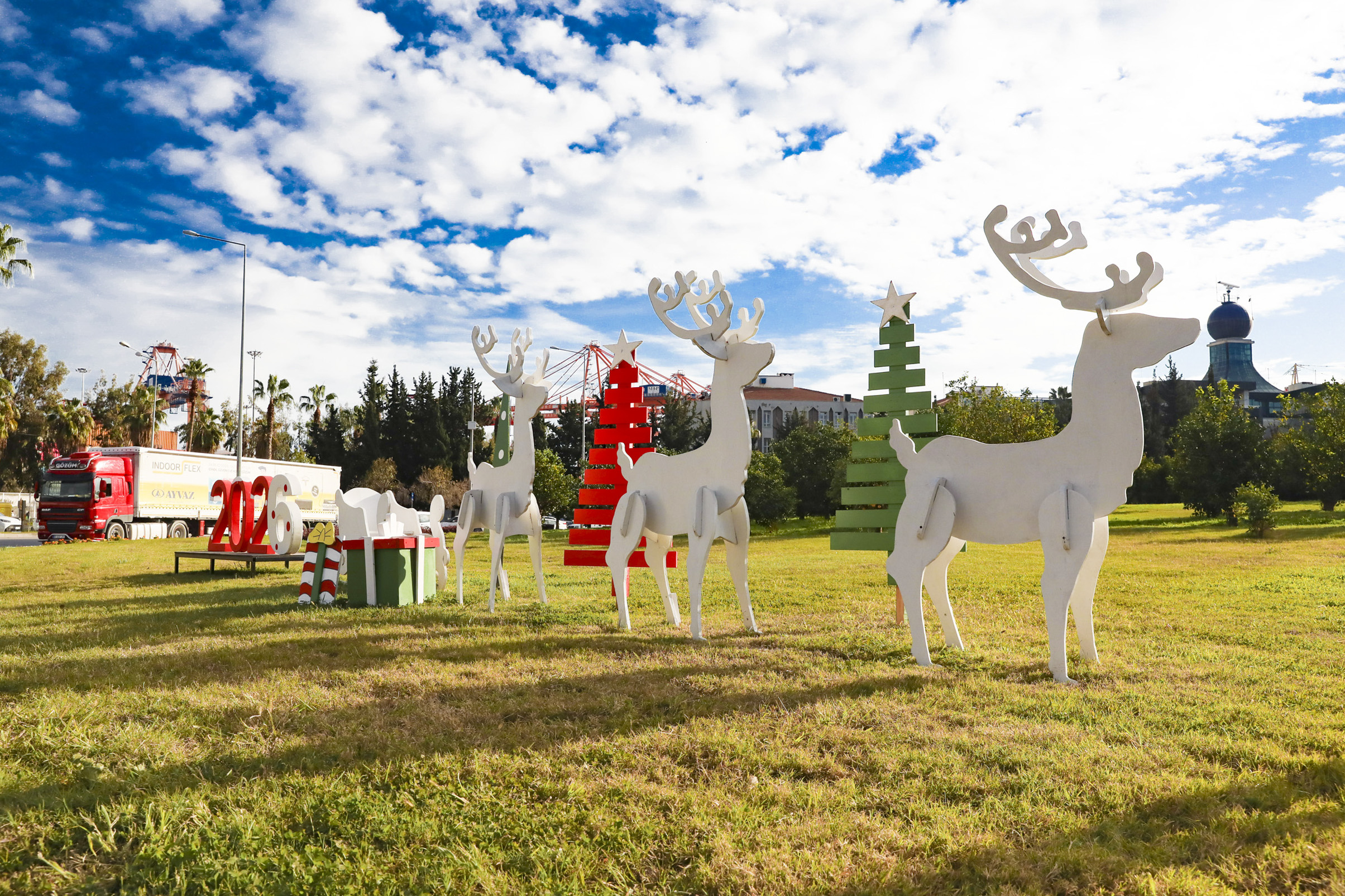 MERSİN BÜYÜKŞEHİR YENİ YIL SÜSLEMELERİYLE KENTİ RENKLENDİRDİ