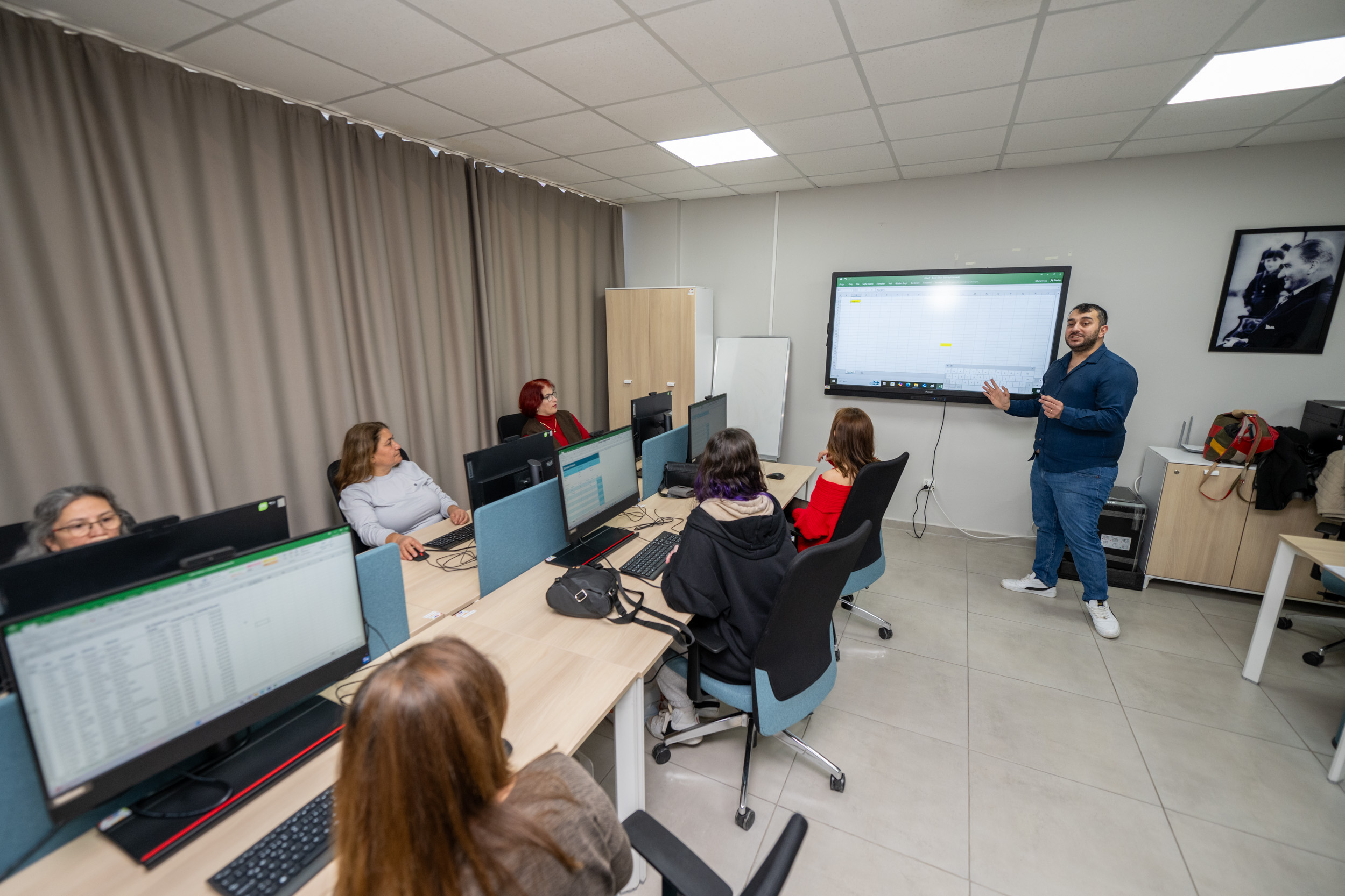 MERSİN BÜYÜKŞEHİR’İN DİJİTAL GENÇLİK MERKEZİ AÇILDI