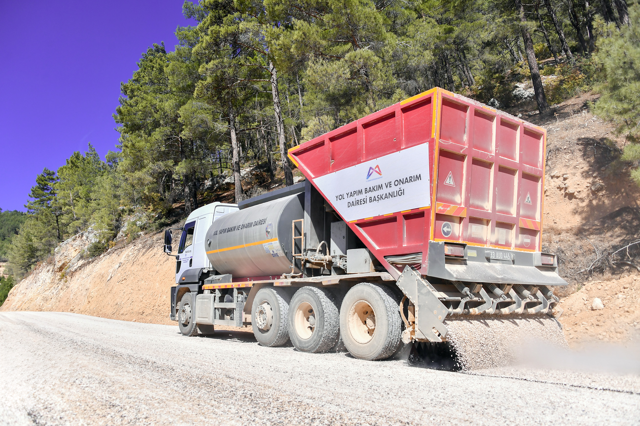 MERSİN BÜYÜKŞEHİR’İN KIRSAL MAHALLELERDEKİ YOL ÇALIŞMALARI YOĞUN BİR TEMPODA DEVAM EDİYOR