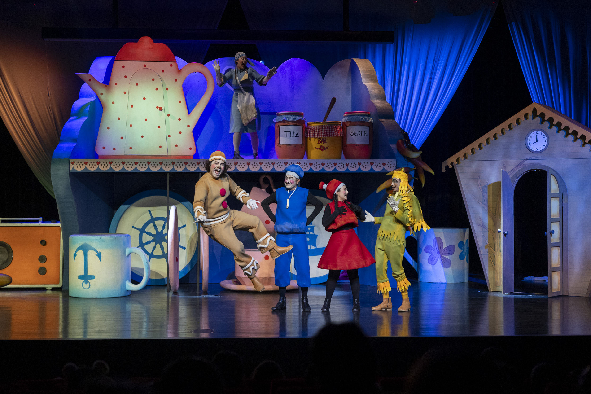 MERSİN ŞEHİR TİYATROSU’NDAN YENİ BİR PRÖMİYER: ‘BİSKÜVİ ADAM’