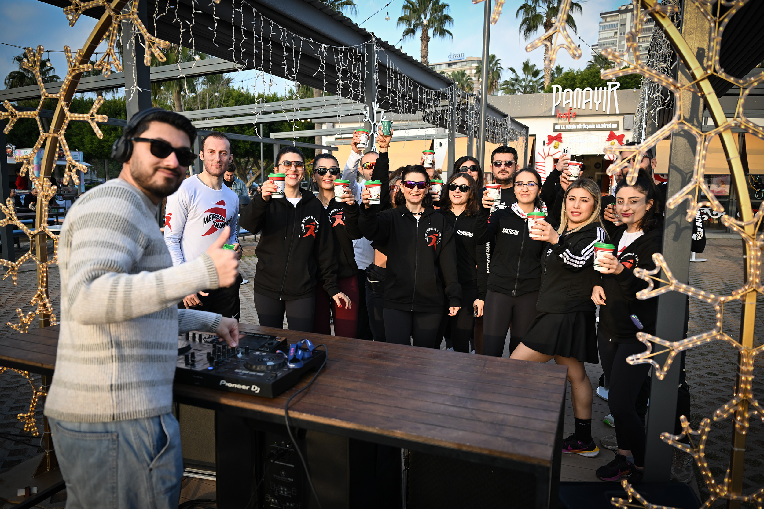 MERSİNLİLER, BÜYÜKŞEHİR'İN ‘SABAH KAHVESİ PARTİSİ’ İLE GÜNE ENERJİK VE ZİNDE BAŞLADI