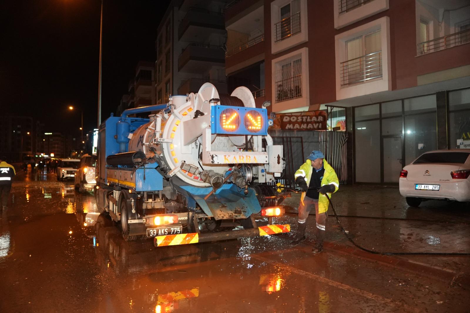 MESKİ EKİPLERİ TARSUS’TA DERE TAŞKININA HIZLICA MÜDAHALE ETTİ