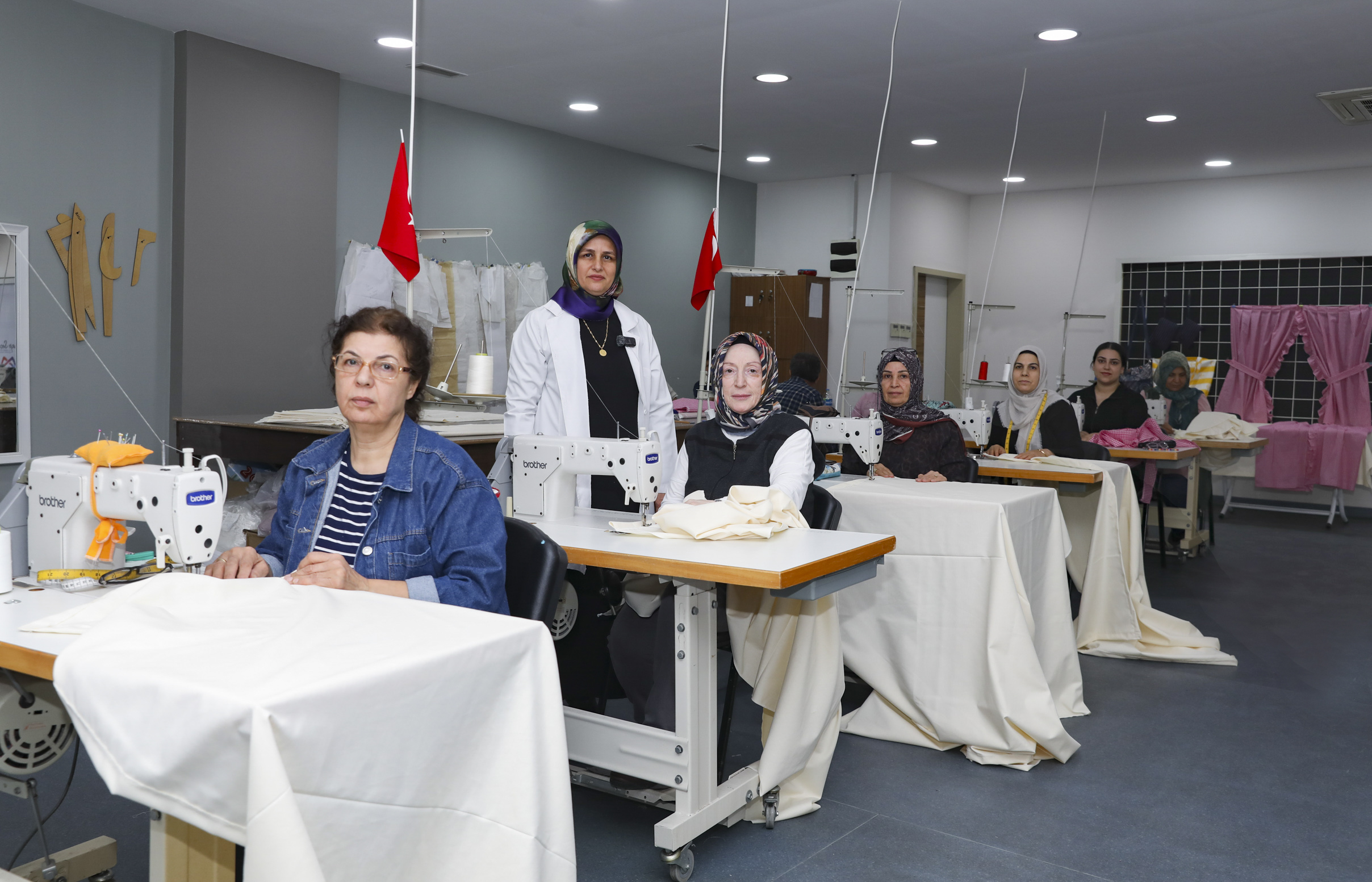 ÖZEL BİREY ANNELERİ BÜYÜKŞEHİR İLE HEM SOSYALLEŞİYOR HEM EL İŞİ ÖĞRENİYOR