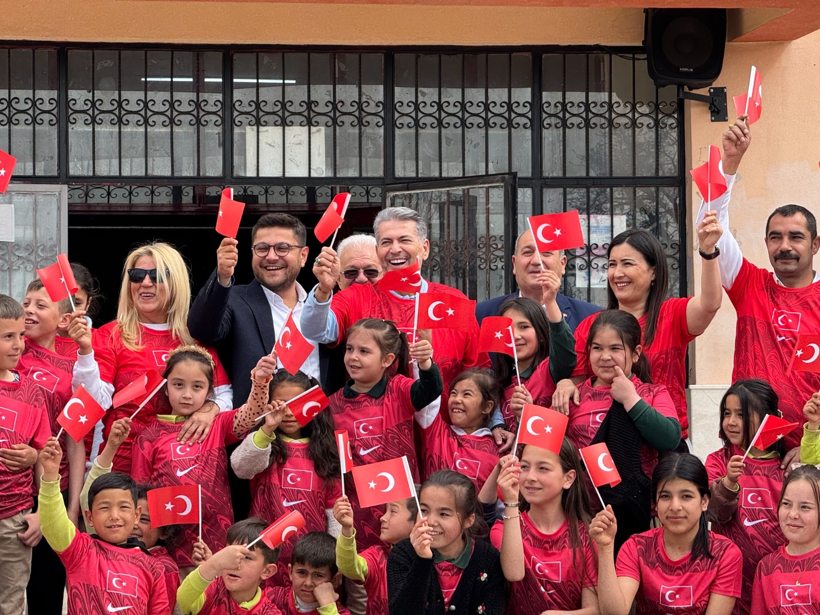 LEVENT  UYSAL’DAN 23 NİSAN ULUSAL EGEMENLİK VE ÇOCUK BAYRAMI MESAJI 