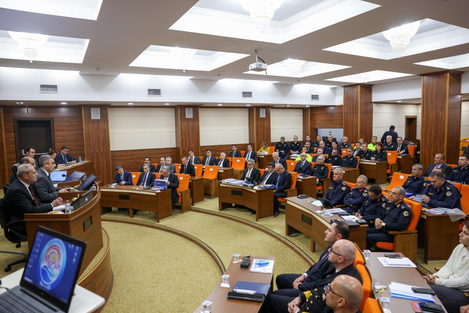 MERSİN VALİSİ ATİLLA TOROS BAŞKANLIĞINDA, GENİŞLETİLMİŞ İL GÜVENLİK VE ASAYİŞ TOPLANTISI GERÇEKLEŞTİRİLDİ