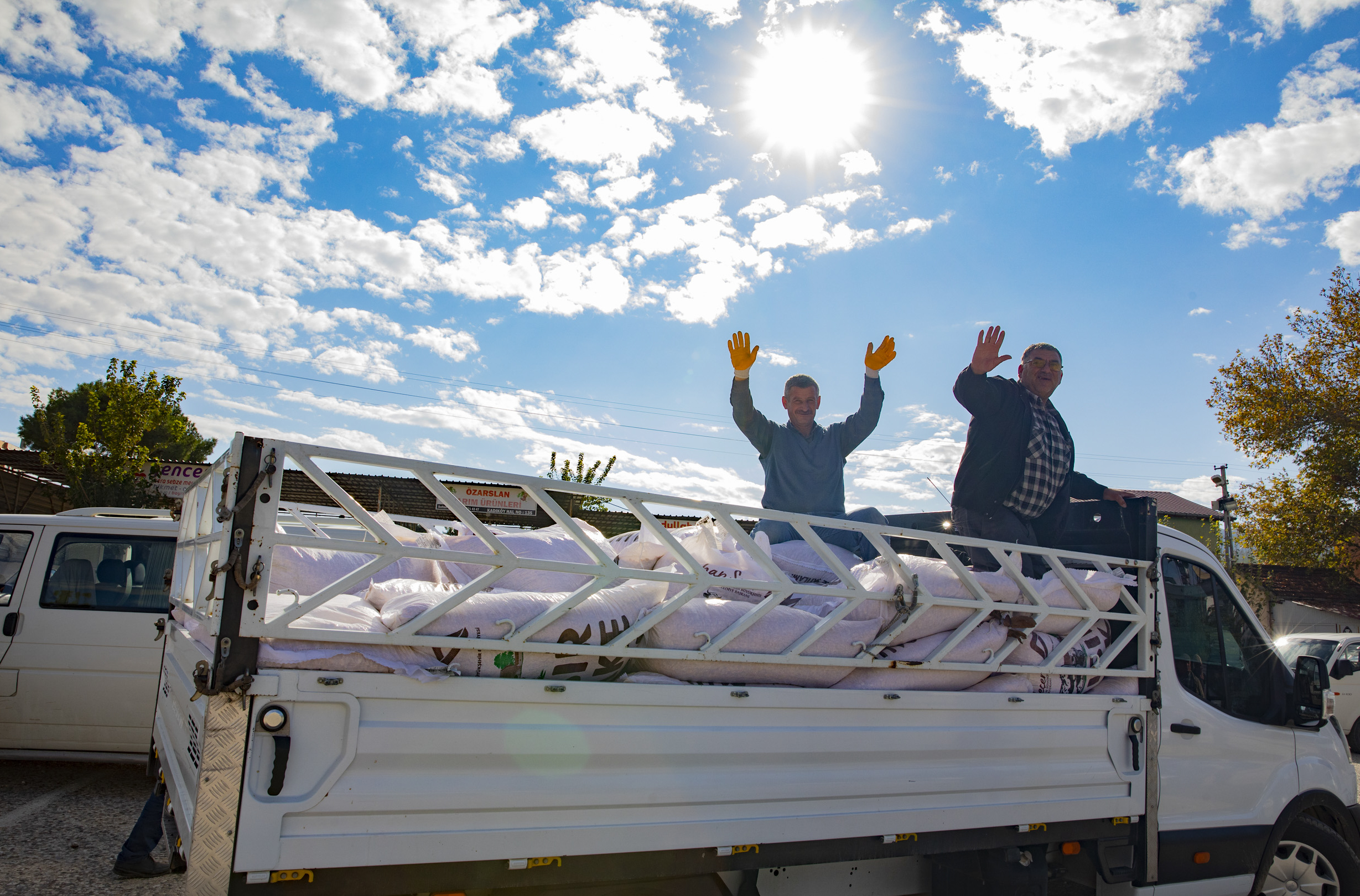 ÜRETİCİ VE YETİŞTİRİCİLER BÜYÜKŞEHİR İLE NEFES ALIYOR