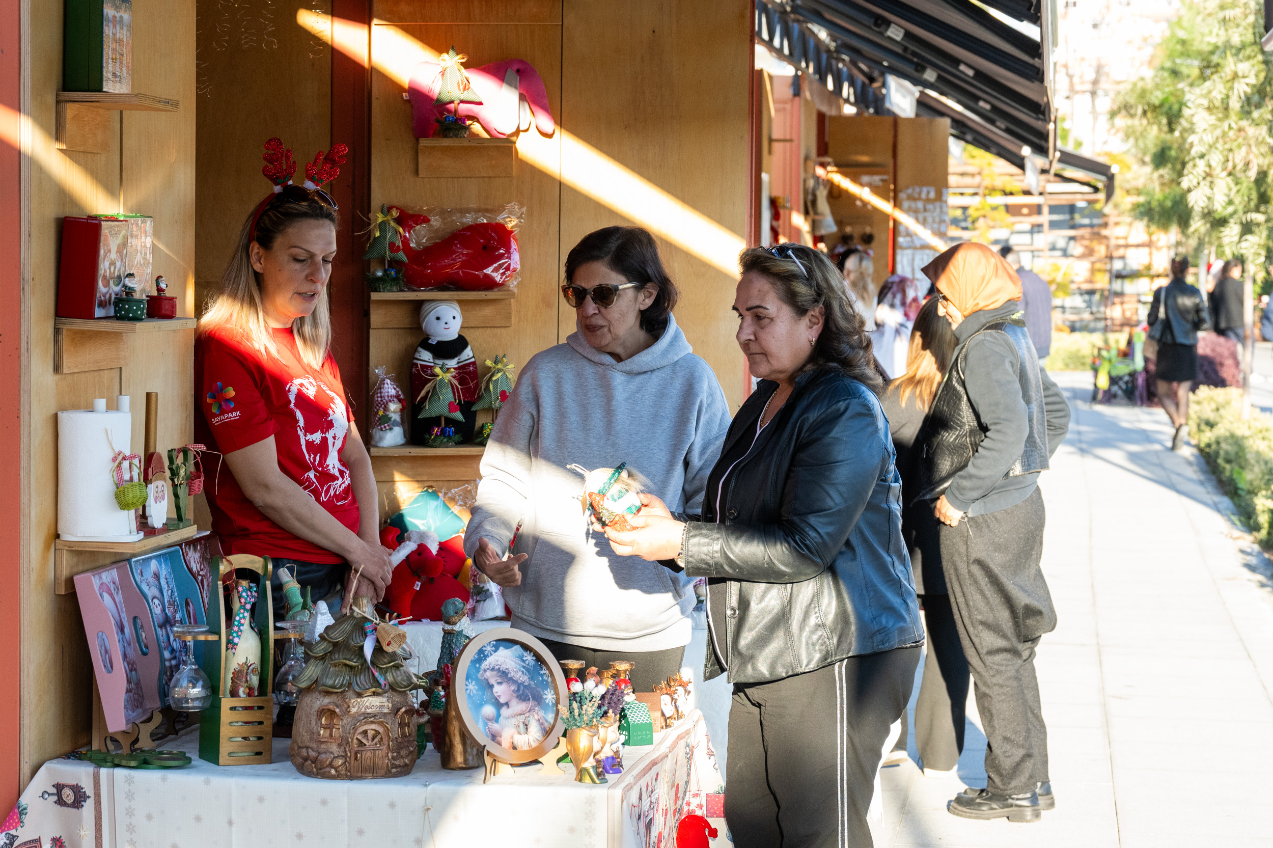 YENİ YIL HEDİYELERİ ÜRETİCİ KADINLARIN ELLERİNDEN