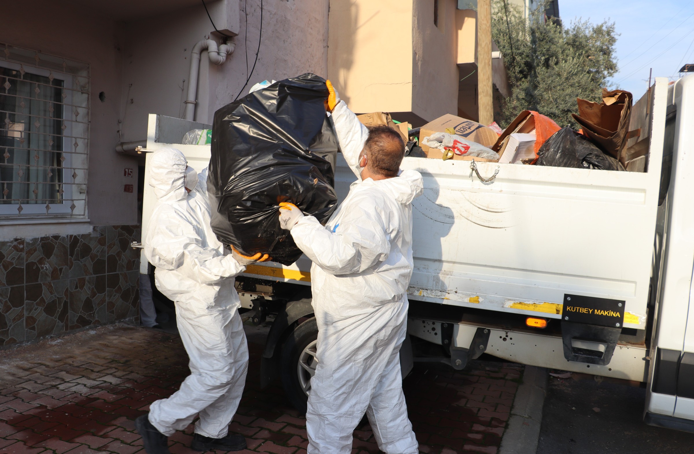 BİR EVDEN 10 KAMYON ÇÖP ÇIKTI