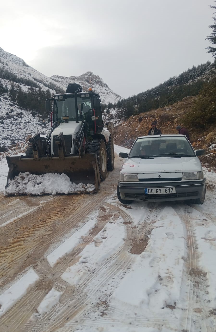 TOROSLAR BELEDİYESİ, İLÇENİN YÜKSEK KESİMLERİNDE KARLA KAPANAN YOLLARI AÇIYOR   