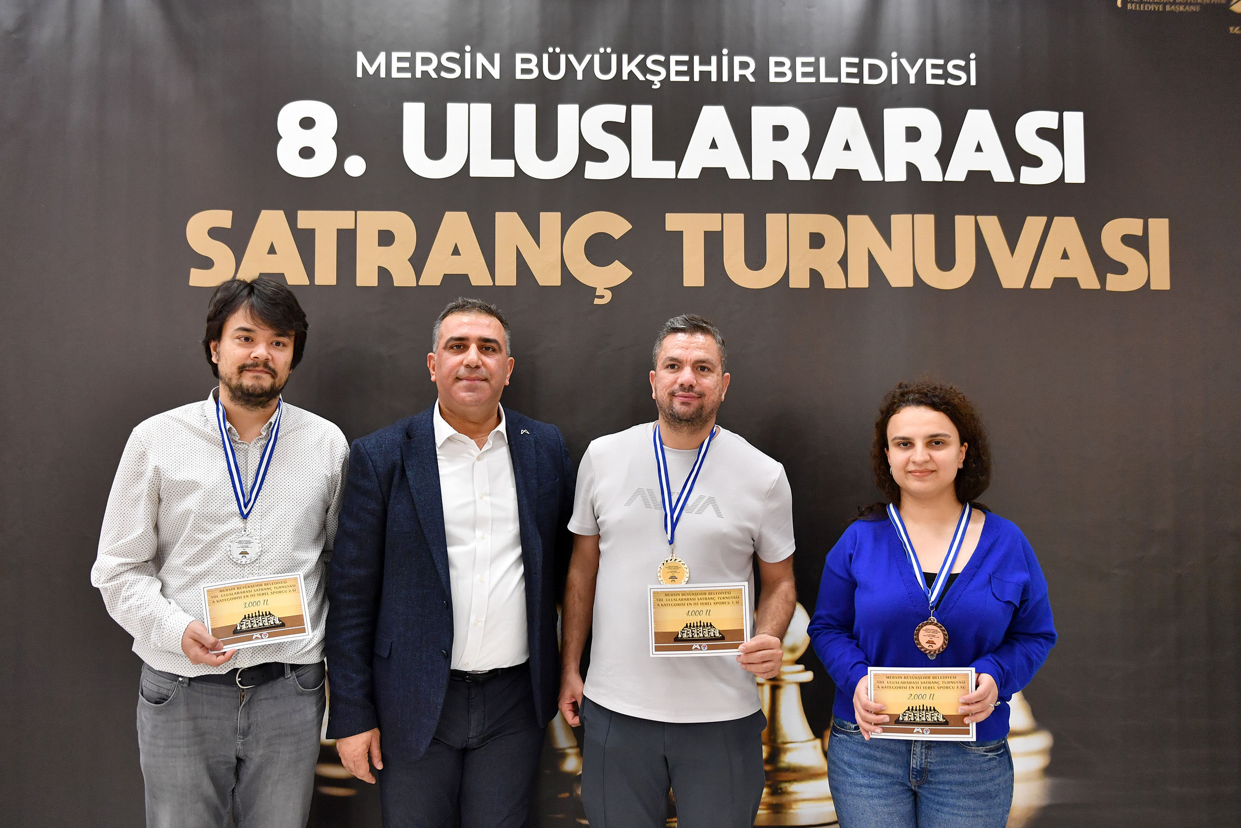 8. ULUSLARARASI SATRANÇ TURNUVASI’NDA SPORCULARA ÖDÜLLERİ VERİLDİ