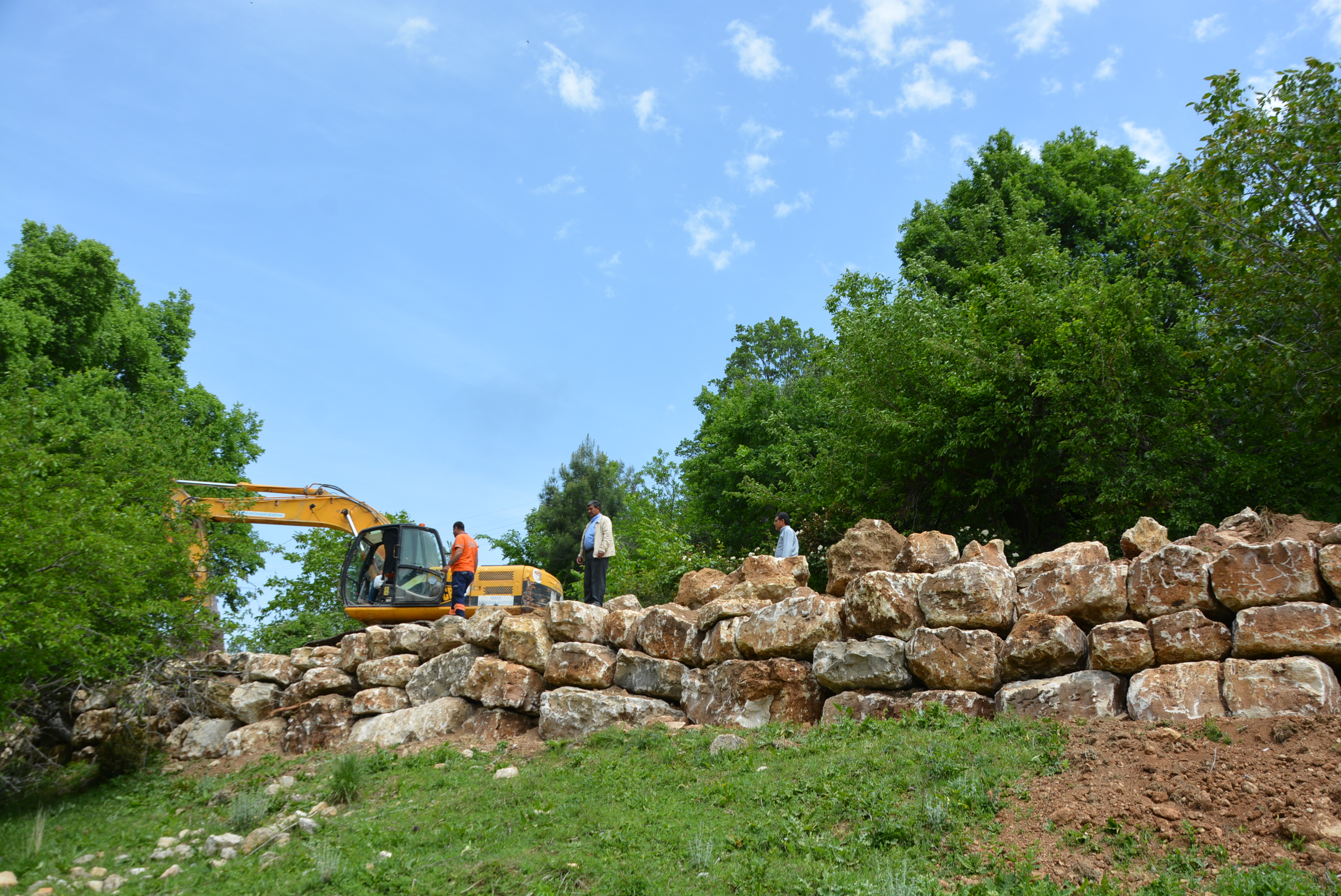 MERSİN BÜYÜKŞEHİR’DEN SANDAL MAHALLESİ YOLUNDA TAŞ DUVAR ÖRME ÇALIŞMASI