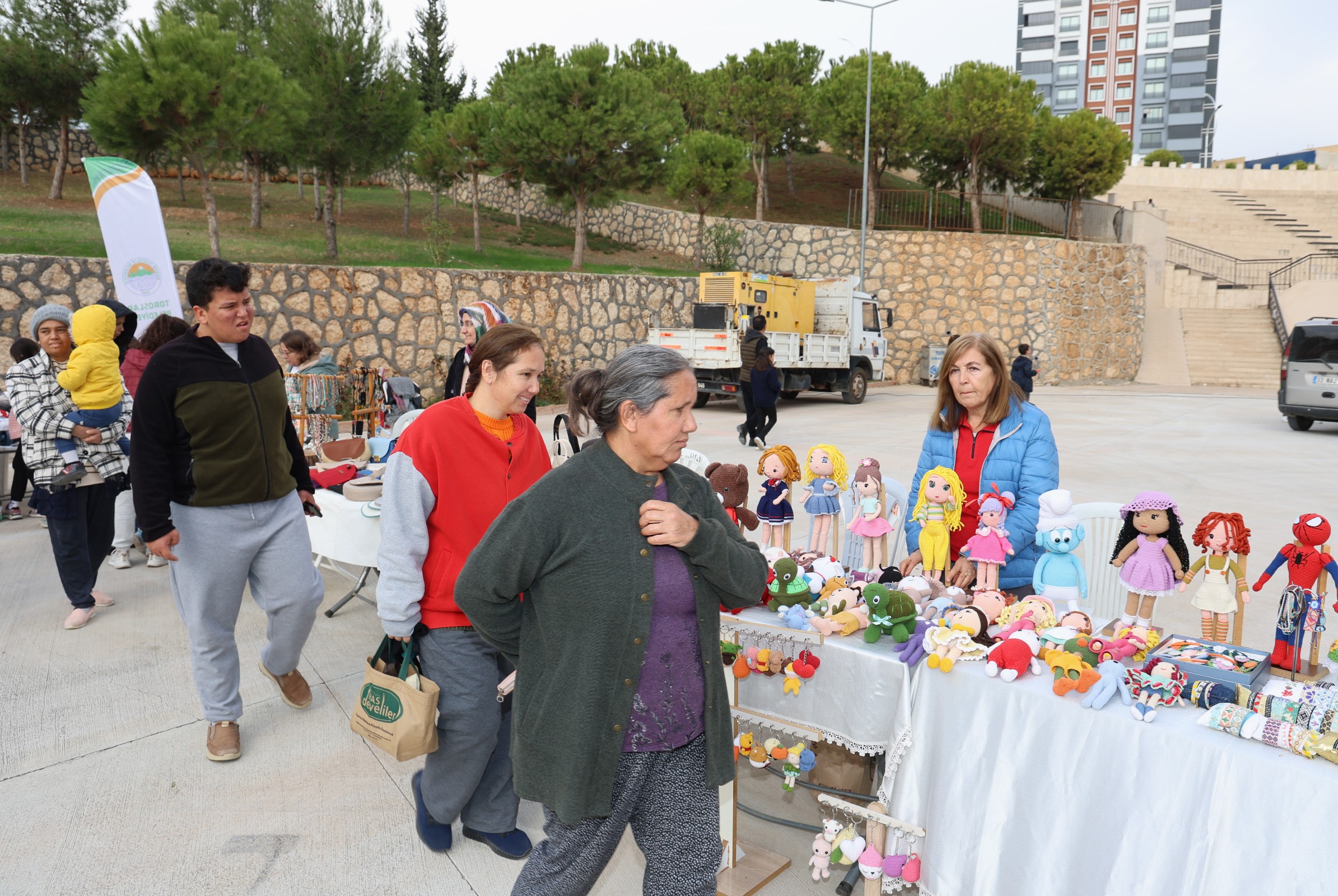 TOROSLAR BELEDİYESİNİN ÜRETİCİ KADIN STANTLARI BU KEZ YILBAŞI İÇİN KURULDU   