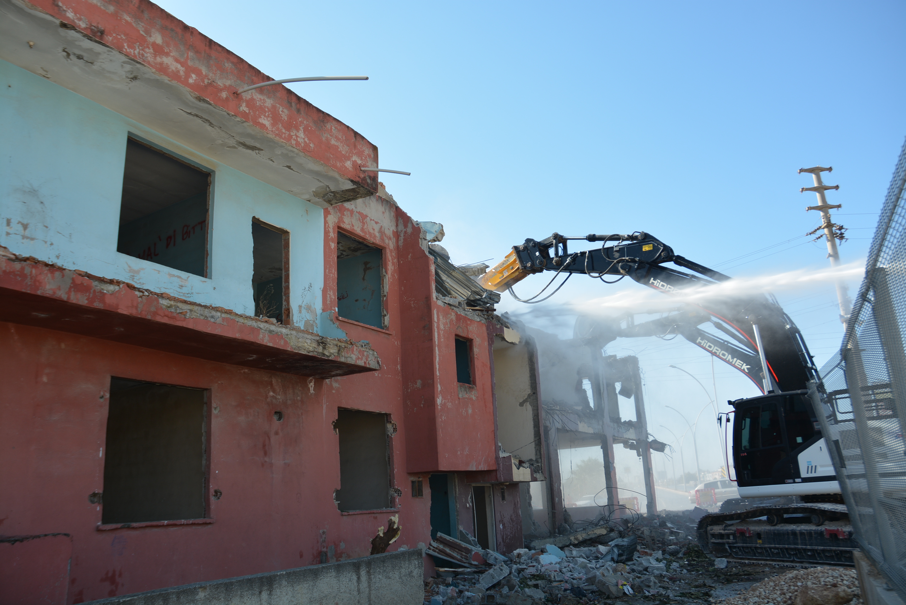 BÜYÜKŞEHİR BELEDİYESİ, TARSUS’A YENİ YOLLAR KAZANDIRMAK İÇİN ÇALIŞMALARINI SÜRDÜRÜYOR