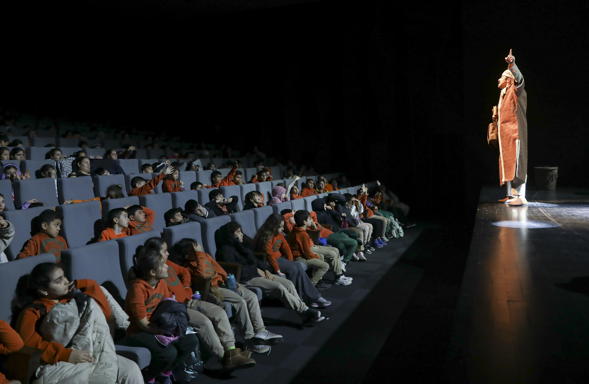 ŞEHİR TİYATROSU ‘BİLGE HEKİM LOKMAN’ OYUNU İLE BİNLERCE GENÇ SEYİRCİYE ULAŞTI